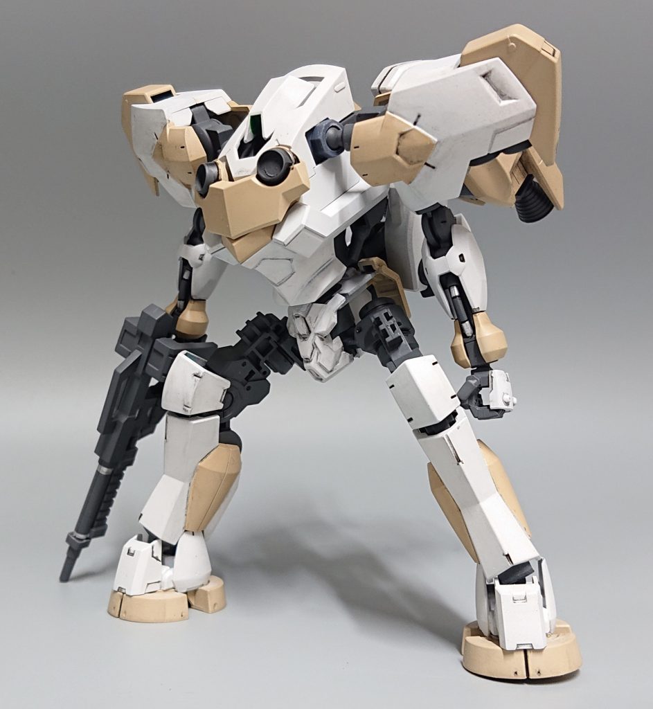 メインカメラオフ。発光はガイアの蛍光グリーンをUVライトを照射して光らせています。 機体色は白がヘキサホワイト、茶色はヘキサデザートイエロー、関節や武器はクレオスの609番塗装部色です。シルバーはガンマカのシャインシルバーです。ジャンクパーツもたくさん減らすことが出来て大満足です✨ご覧頂きありがとうございました!