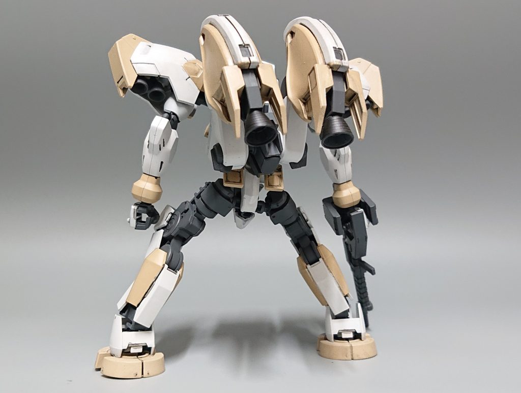 バックショット。背中のユニットは地上での運用時には外される。しかし付いていたところで宙間戦闘において特別なアドバンテージを有する程でもない。