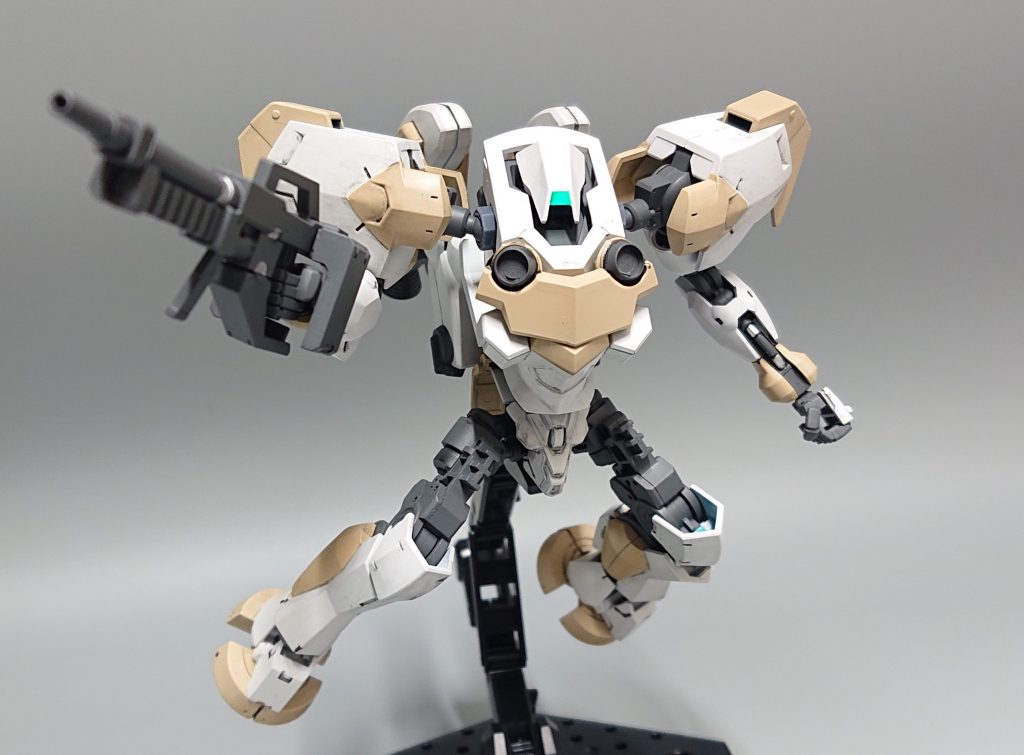 ギャラルホルン系企業の開発ということもあり、グレイズ系の武装が使用可能。しかし重量に制限があるため、大型の武装は持つことが出来ない。