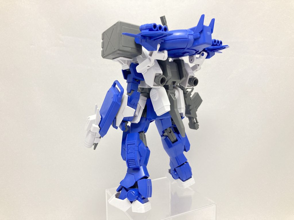 パチ組み背面。キットのままだと上の方に装備が集中してるので下の方にいろいろ取り付け検討。