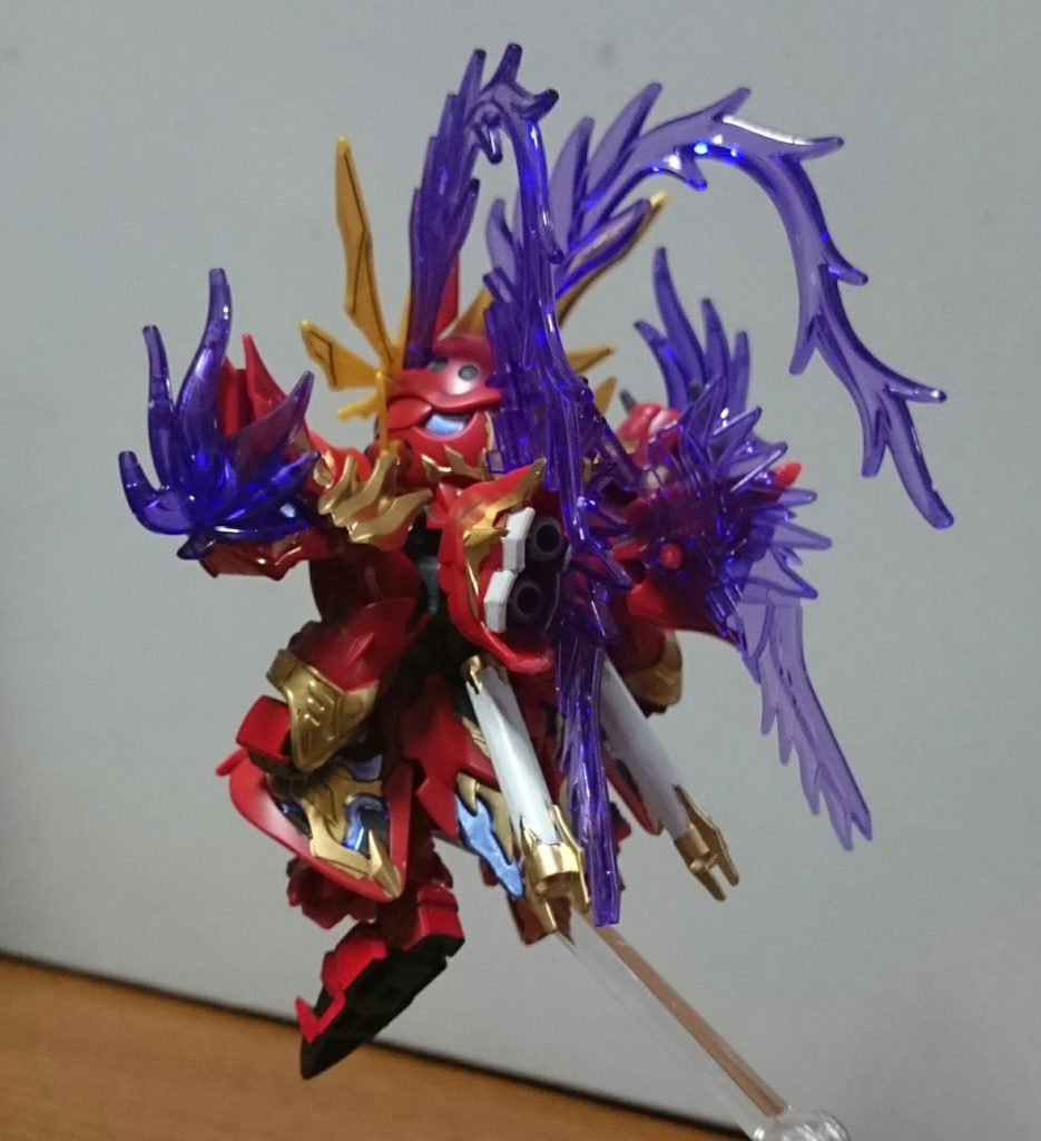 ・背面装飾過多！実は最初の何枚かはバックパックの右スラスターのゴールドを塗り忘れてるんスけど、あまりの装飾で全く写ってないというw