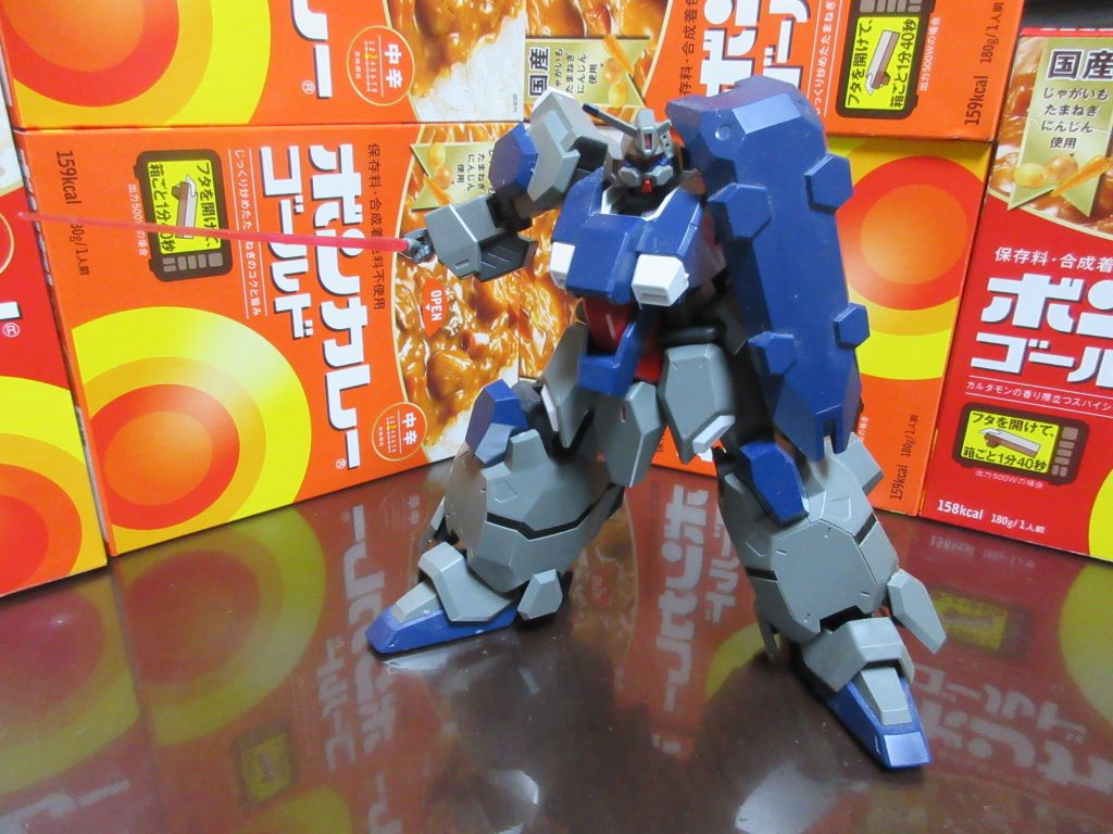 シールドを構えて近接戦に備えるグスタフ・カール!