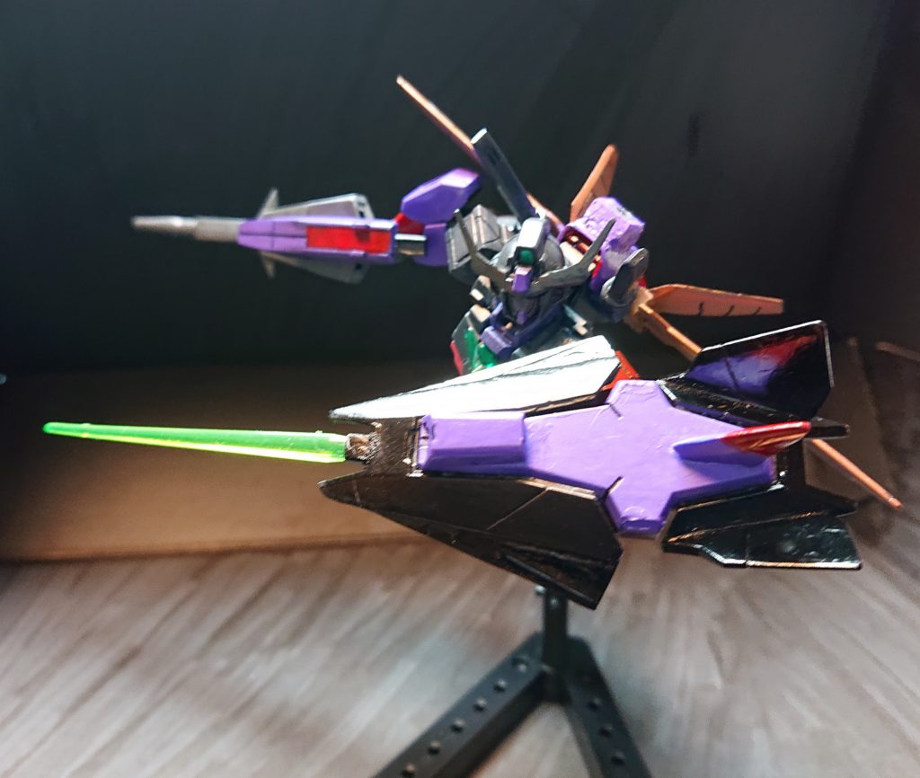 シールドには、ビームガンとビームサーベルを取り付け自衛力アップ。 更に！変形機構搭載↓