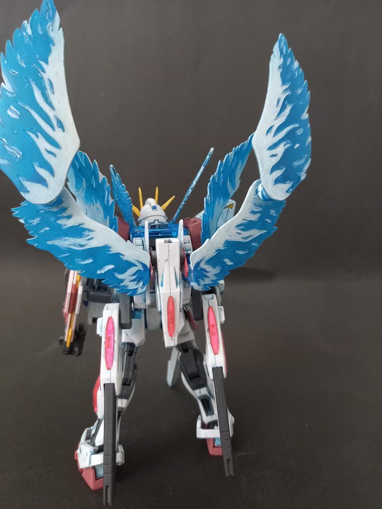 羽の塗装は苦労した。ピンクのクリアーパーツの裏にシャイニングシルバーを塗ったら効果なし。