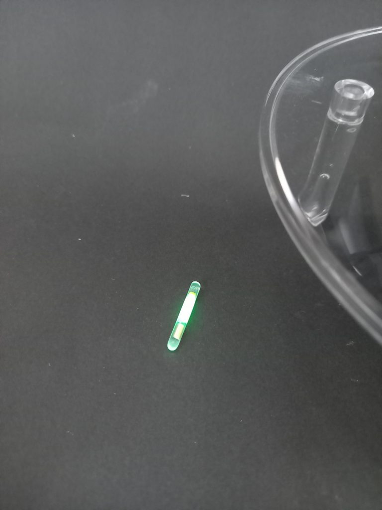 モノアイは釣具のケミカルライトで20時間位光ります、