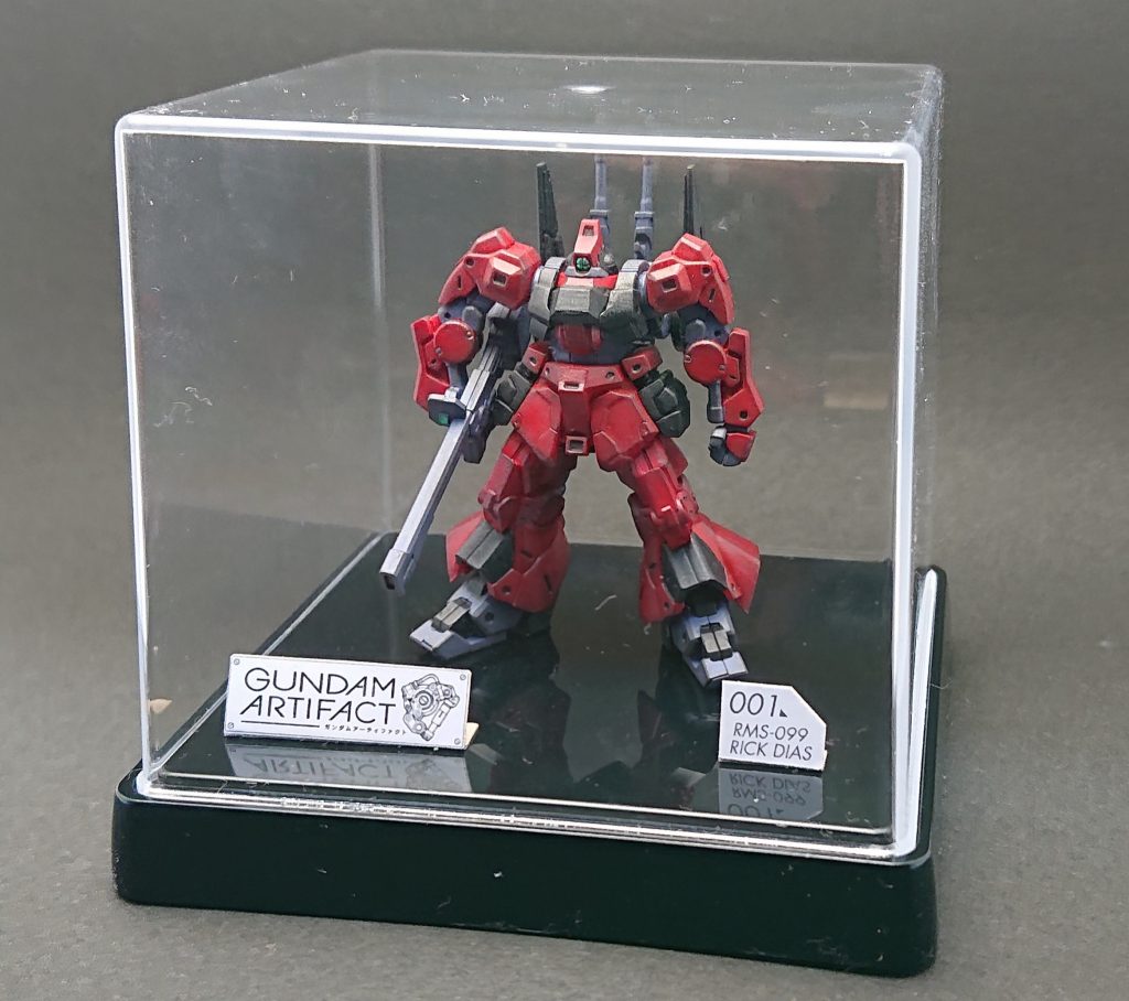 百均のコレクションケースがいい感じのサイズでした。足元にある名札はパッケージから切り取って折り目をつけたものです。