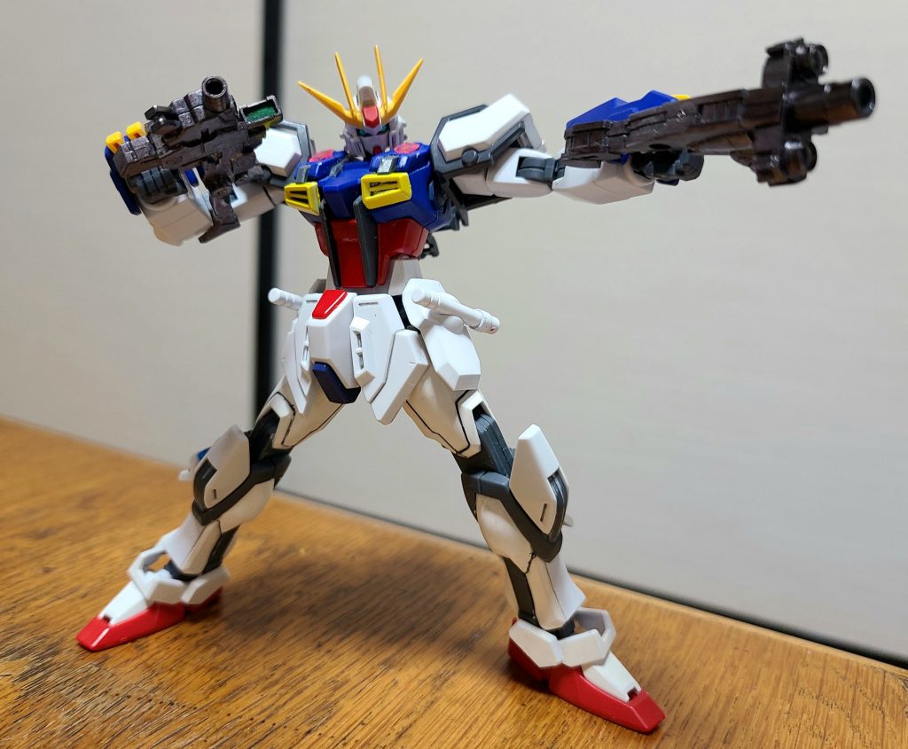 両手のライフルを構えた姿右はバックパックと同じく30MMのアルトのもの左は30MMのポルタノヴァのものを使用色はガンダムマーカーのヘビーガンメタリックで塗装しました