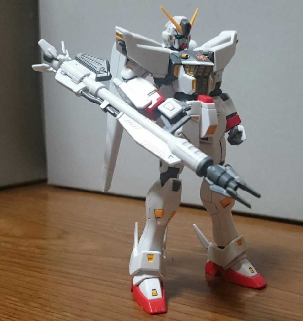 ・アーリー・F97ミキシングで使ったキットはF91とクロスボーン・X1っス。胸とおでこは作例ではブラックだったんスけど、個人的好みでグレーに変更&胸に白いラインを追加。肩は「F」と「91」のモールドがあるんスけど、雑にヤスって消して、あとは作例通りに左右入れ換えて目立たないように。X1のおでこのドクロパーツはウモン爺さんがつけろと言ったやつなので、今回は未使用っス内訳は……クロスボーン……頭部、脚部、腕部(ブランド・マーカー)F91……胴体~背中V.S.B.R.、肩、腰部、武器(ライフル、改造バズーカ、ビームサーベル)、左腕