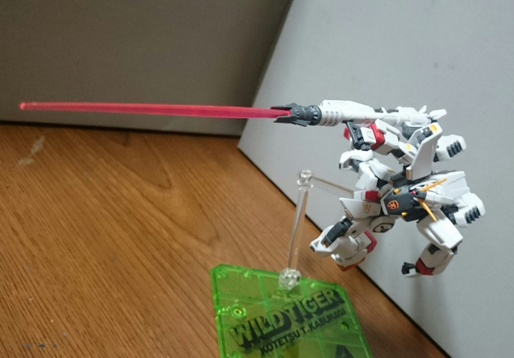 バズーカの砲口には小さな穴が空いてるんスけど、ビームサーベルエフェクトの軸とぴったしなんスよね。なのでそこにサーベルエフェクトを差して槍に。グリップは一部を切り飛ばして、ハンドパーツをばらさなくても持たせられるように加工。今回加工した部分はこの部分のみっスモチーフは進撃の巨人の雷槍っス!