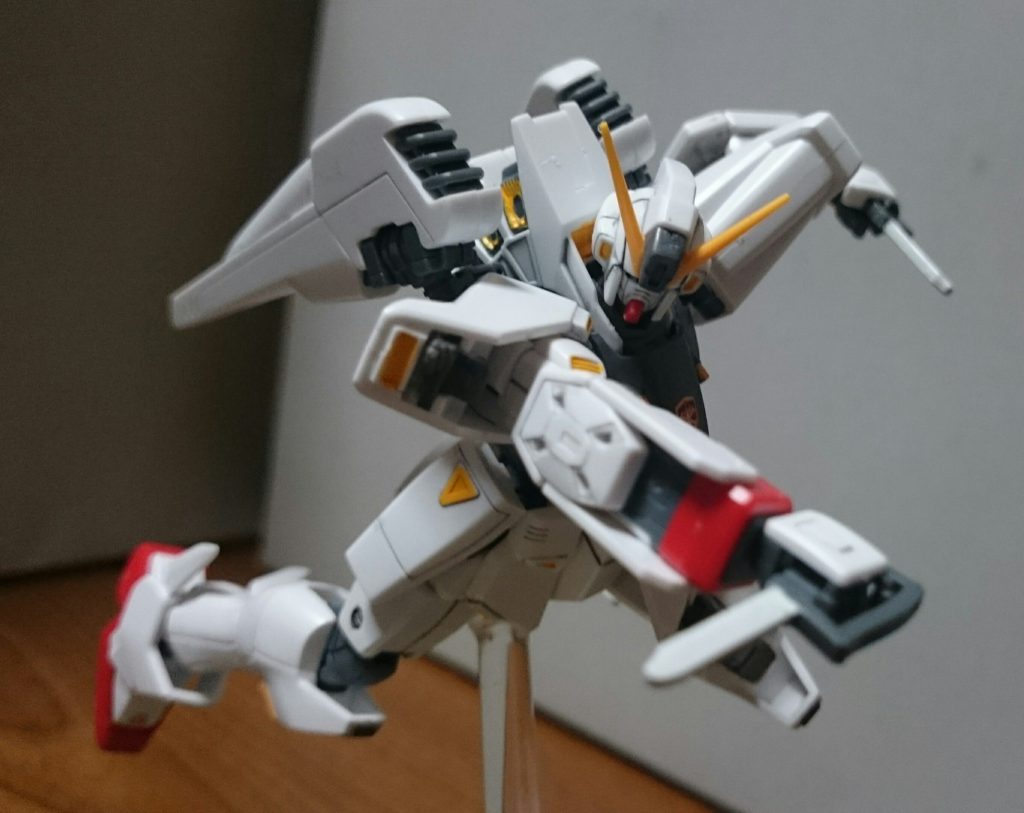 本来は柄がホワイトなんスけど、塗装カロリーを考えて、脹ら脛の見えてる方をグレーで塗装。……その代わり、刀身をホワイトで塗装してるのでプラマイゼロみたいな感じっスけど…