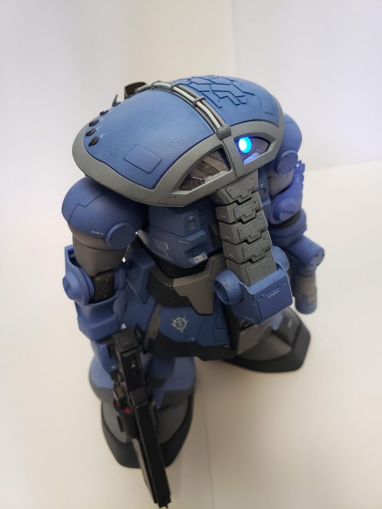 頭部は左右で異なるディテールを追加しました。