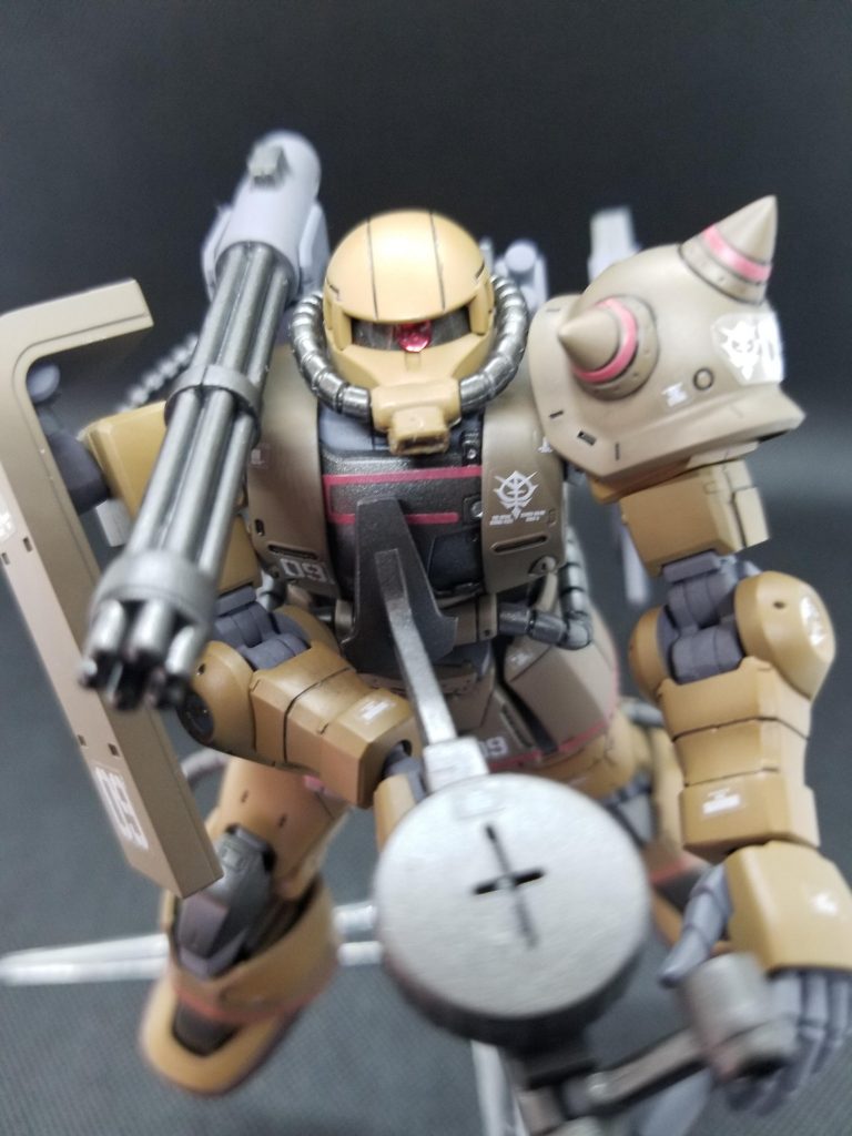 モノアイはラピーテープとレジンで立体的に動力パイプの取り付け向きを上下逆に取り付けたら口のパーツが割れてしまったので接着剤で修正したため、よくみると汚いです。