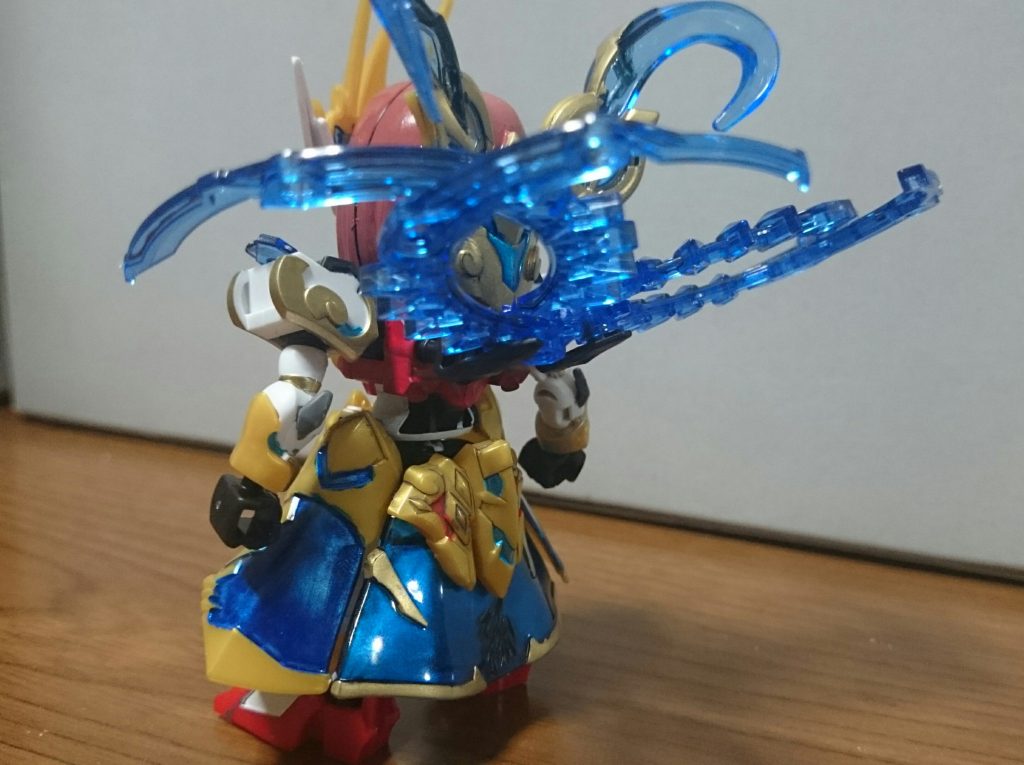 ・背面背中を赤く塗ると、結構ルージュ味が出たり。塗装箇所は……・レッド……背中、フロント/リアアーマー・ゴールド……後頭部、ツインテ装飾、肩は、上腕、袖(内側)、フロント/リアアーマー・ホワイト……腹部、膝、足、フロントアーマー・グレー…… 肘、肘関節・グレー下地のスミ入れ塗料ブラック……胸、肩、膝・メタブルー……肩、前腕、フロント/リアアーマー、・コスモメタブルー……リアアーマークリアパーツ裏(ブルー下地)……スカート(横)(メタブルー下地)……後頭部、胸部・ブラウン(4アーティストマーカー)……頭部(髪)茶髪な子なのに、頭部が黒成形とかいう謎。ガンマカ勢な自分にはすごく面倒だったっス…