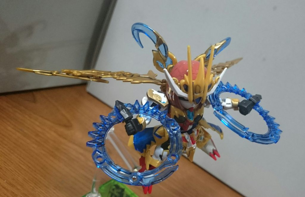 孫堅の骸ノ神器を背部ユニットに接続可能。モチーフはエールストライカーの主翼っスね