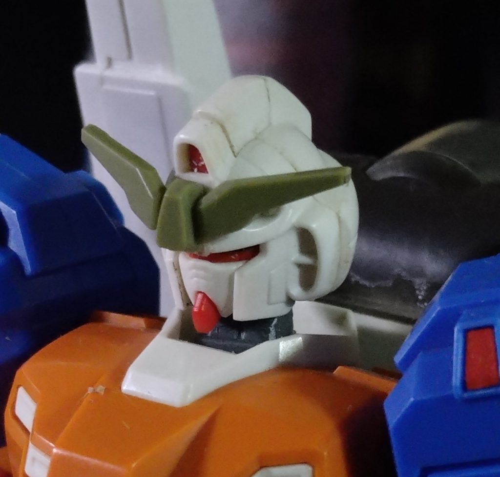 頭部のV字アンテナは30MMシリーズのアルトの強化パーツの口髭みたいなものをチョイスしました。ヴィクトリーがアンテナを変えるだけでポピュラーなガンダムタイプっぽくなったのが良かったです。