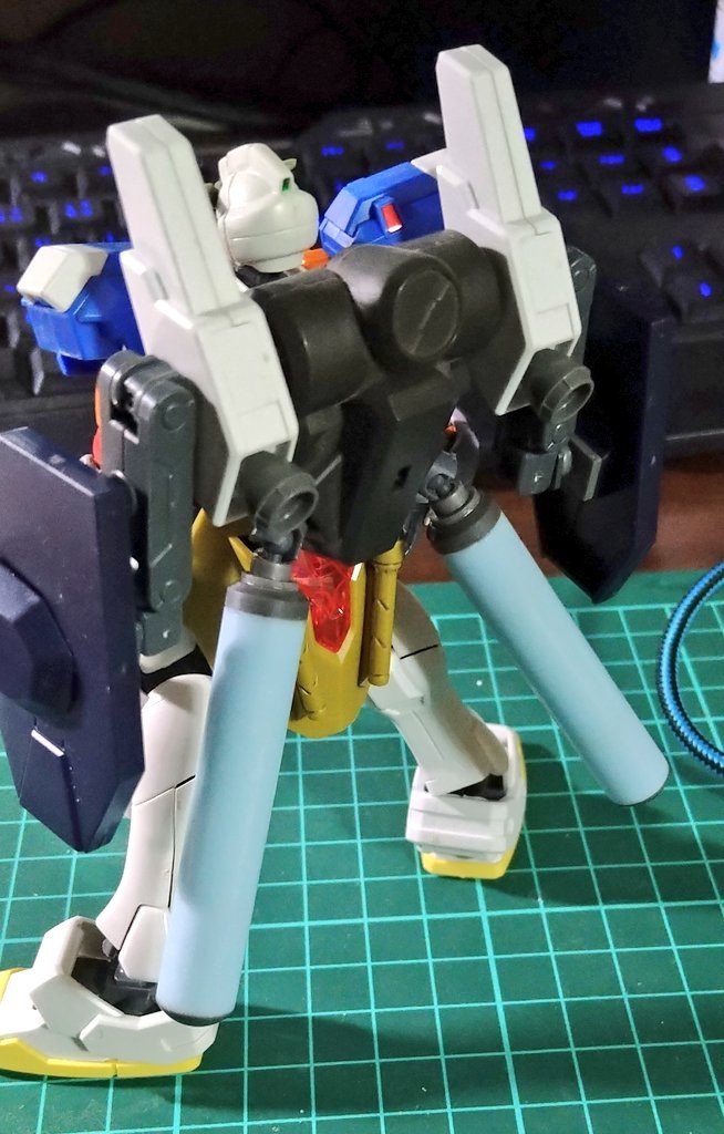 現在探しましたが見つからなかったのですが以前ダイソーで購入した10㎜幅の編み棒をカットしてプロペラントタンクに見立てました。