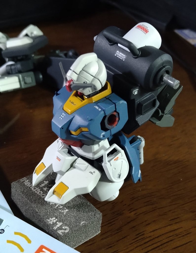 デカール貼りの段階。今回特定の世界観がある機体ではないため控えめに施しました。