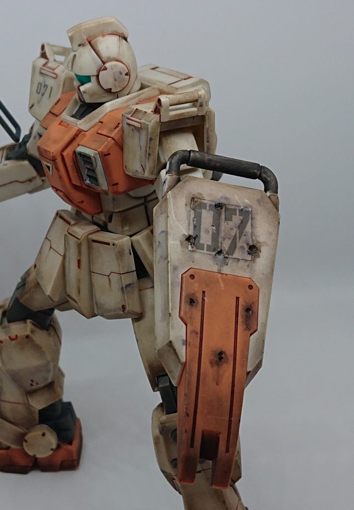 シールドは被弾の表現を施してみました。07のシールの跡を誤魔化す為でもあります。誤魔化しきれてないですね。