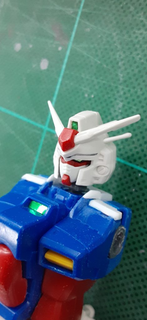 肩部は一軸なので、リバイブ版RX-78の背中半分と中の基部を流用してボールジョイント化。前面と合わせてみました。首周りに生じた段差はプラ板で襟を作って擦り合わせ兼、アレンジとしました。腹部はそのまま、リバイブ版のものが合わせられるので細身になり、かつ可動域も活きます。