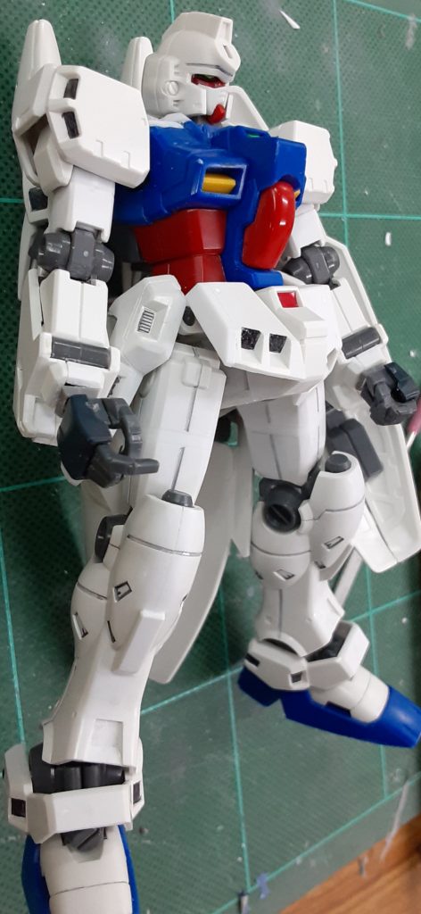 各部延長工作腿で2ミリ。膝関節１ミリ。足首関節1ミリ。上腕1ミリ。フロントアーマーは端で1ミリ幅増ししました。股間軸は若干外側に延長サイドアーマー、リアアーマーはエポパテで裏打ちしました。手首はバーニアパーツを切りかいたスペーサーを挟んでいます。