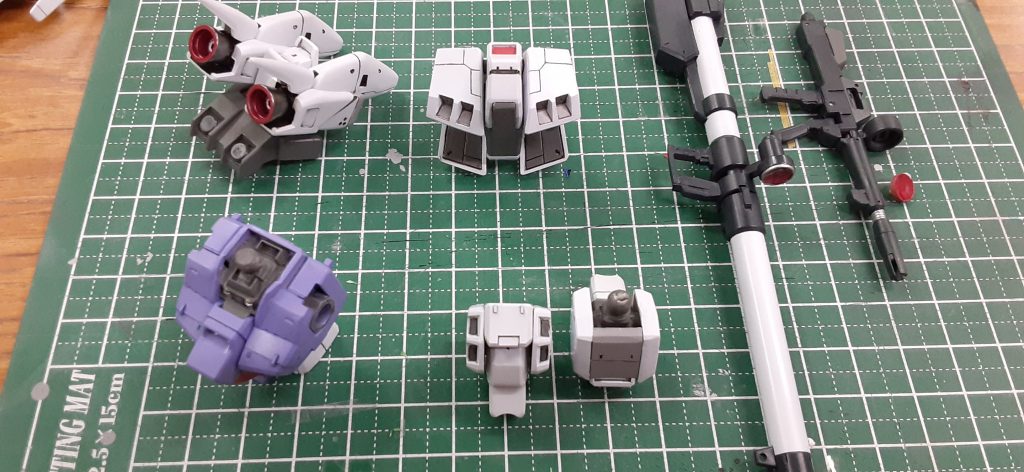 肩のサイドブロックは一度切り取って、元々のキットの手首甲のパーツと差し替えました。