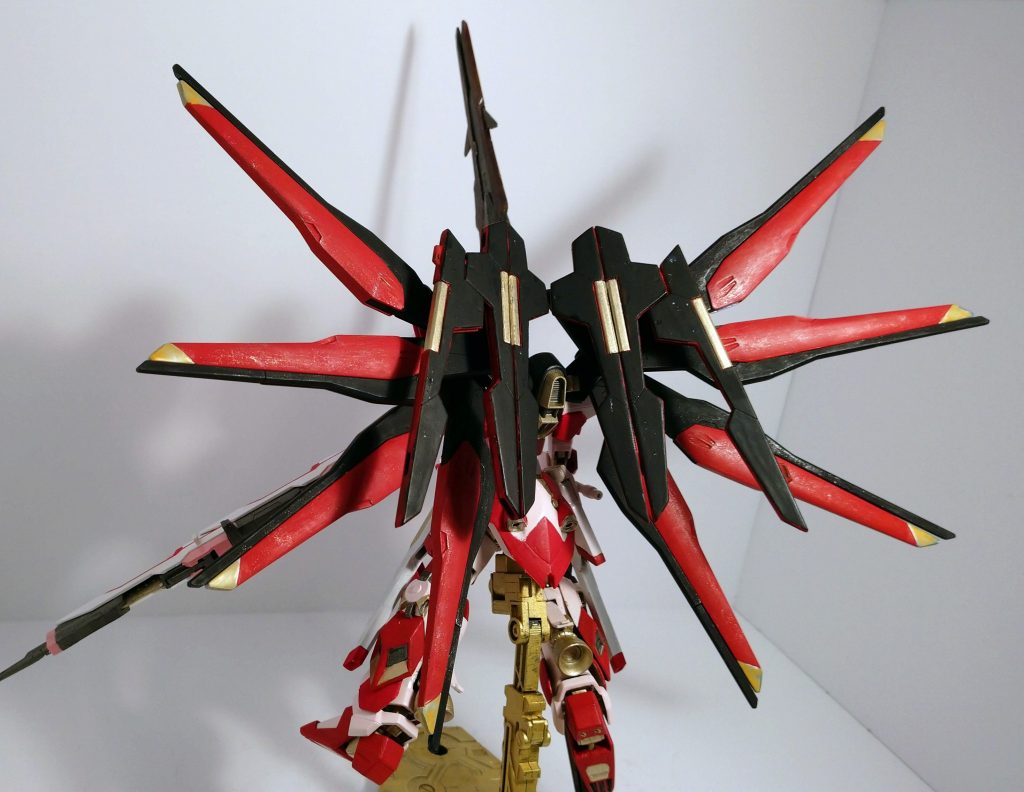 ケルディムのライフルビットをウイングバインダーへ。脱着可能です。リアスカート、脚部はガーベラテトラのパーツを使用しています。