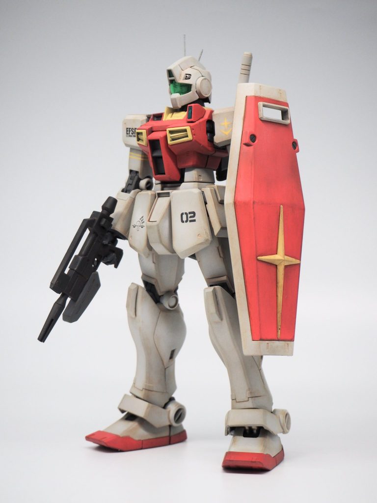 ジムIIらしく、ビームライフルに持ち替え。塗装は流行りの空気遠近法の淡い色彩に、初めてチャレンジしました。