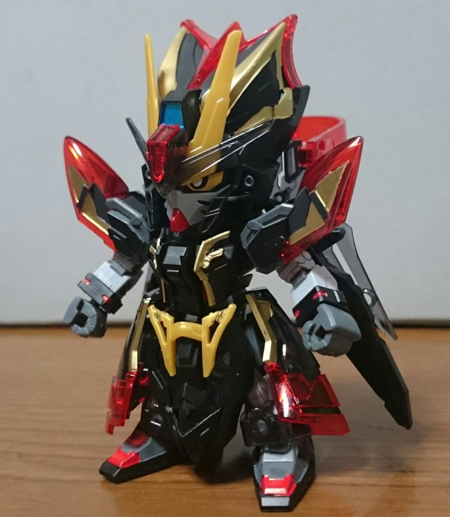 ・荀彧ストライクノワール「三国伝」では武神頑駄無のリデコキットとして発売された荀彧。今作ではストライクノワールが演者スね。ちなみに武神頑駄無の元ネタはZガンダムっス塗装箇所は……・ゴールド……頭部、後頭部、胸部、肩、脚部装飾、リアアーマー・メタブルー……頭部センサー・レッド……後頭部、爪先、リアアーマー、袖・グレー……肘関節、爪先、肩、頭部バルカン・グレー下地スミ入れ塗料ブラック……肩、袖内側