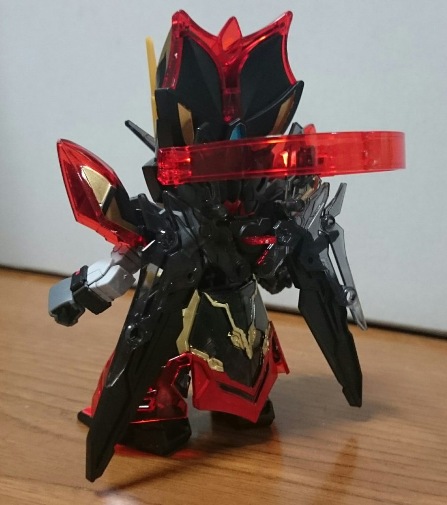 ・背面・サイトメモリノワールストライカーモチーフのバックパックはデバイスとなっており、サイトメモリを挿入出来るっス