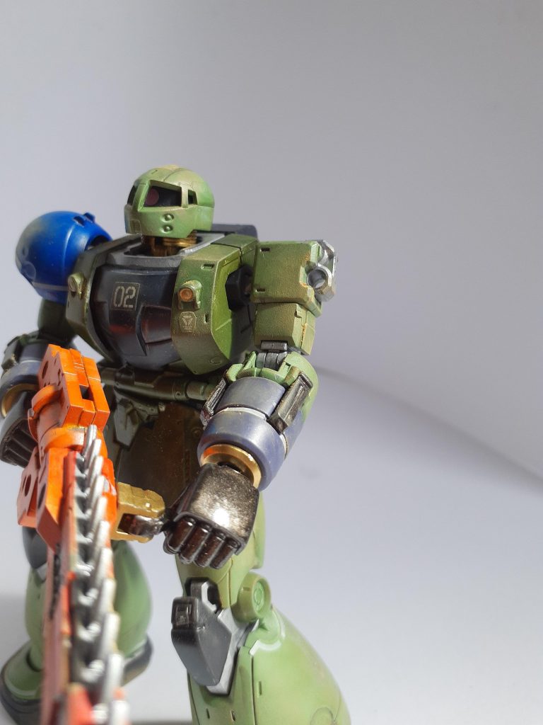 本来の左肩が壊れたため、ザクのを使用。設定として試作機なのでパーツが足りずザクのを使用した。そのため左腕が少し短い(笑)。 