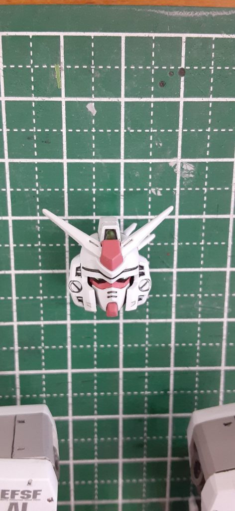 フェイスは精度のいいリヴァイブ版RX-78の使用しました。目がひさしに隠れているくらいが好きなので納得行くまで調整しました。