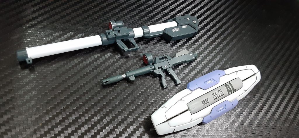 フォールディングバズーカはそのままだと持たせにくいので、グリップ周りをアレンジ加工しました。