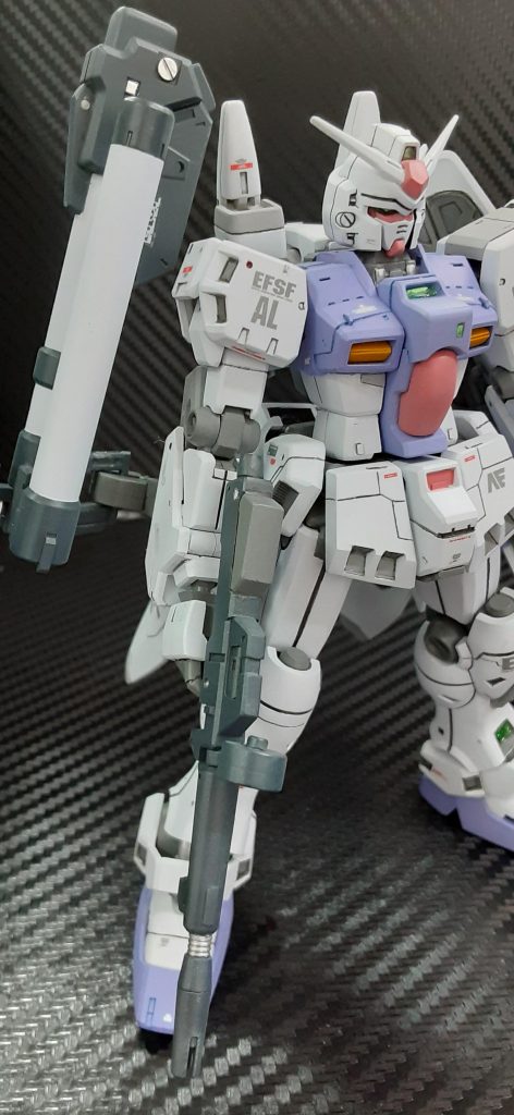 わかりづらいですが、ビームライフルはリヴァイブRX-78のスコープ、グリップ、マズル等を部分的に取り入れてます。厚みも貧弱に感じたので、薄めのプラ板を挟んで幅増ししてあります。バズーカラックをジャンクパーツで作って、腕にマウントできるようにしました。