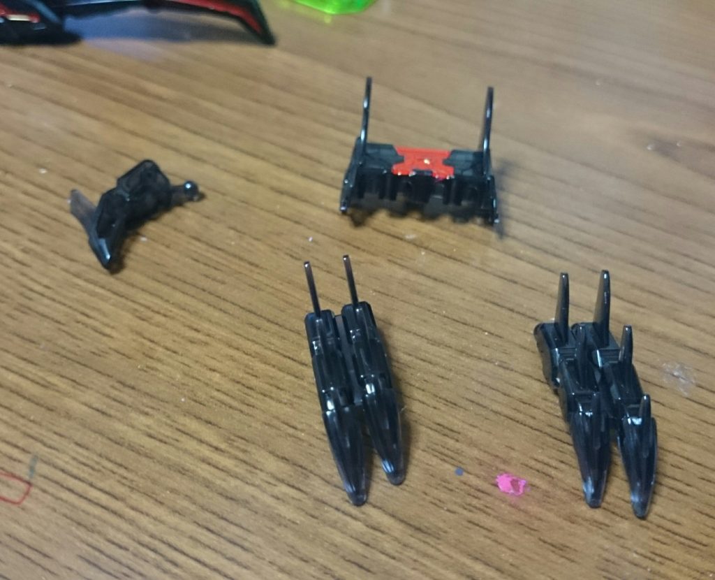 ちなみに暗潰冥葬の指の構造。一昔前のMGのマニピュレータと同様の構造なんスよね。つまりは……