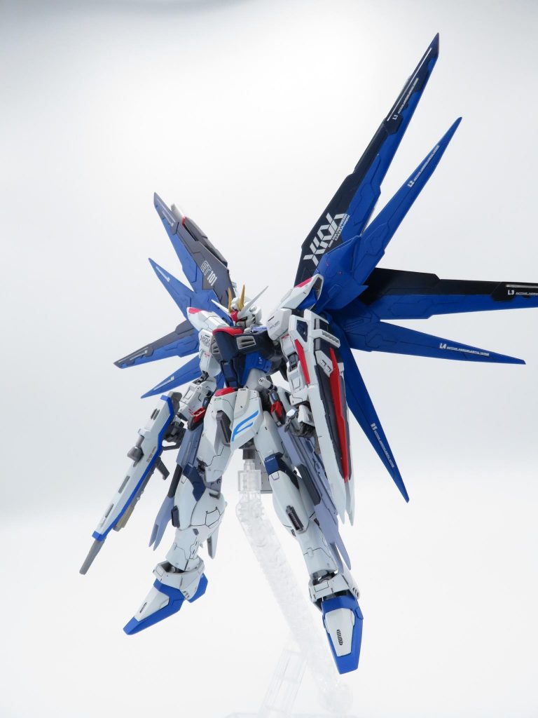 今回はHGCEフリーダムをベースにメタルビルド、メタルロボット魂を参考に力強いスタイルを目指しました塗装についても、メタルビルドコンセプト2を参考に青みがかった白で塗装しています仕上げにはクレオスのサファイアブルーでパール調子にしました