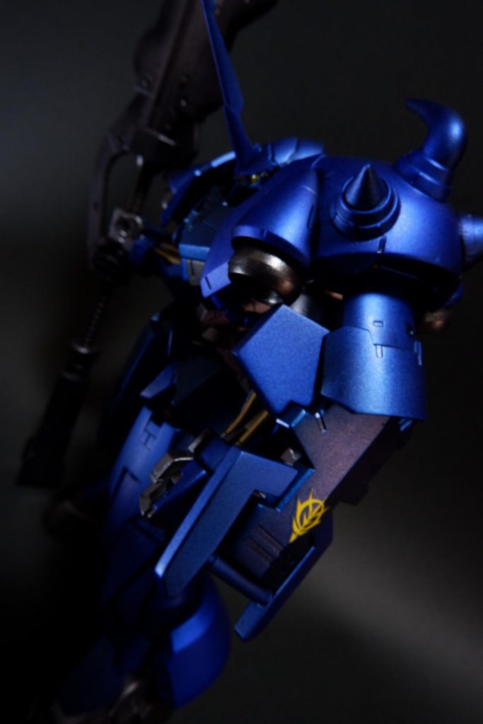シールドはドムR35のものをぶった切っただけですガトリングを装備しようか迷いましたが、肩パーツに干渉しまくるのは目に見えていたので断念ただ、完成した今でも付けようか迷い中…ヘルムの角も同じくドムR35から、某OGのアルトア〇ゼンみたいなカブト虫頭がお気に入りです