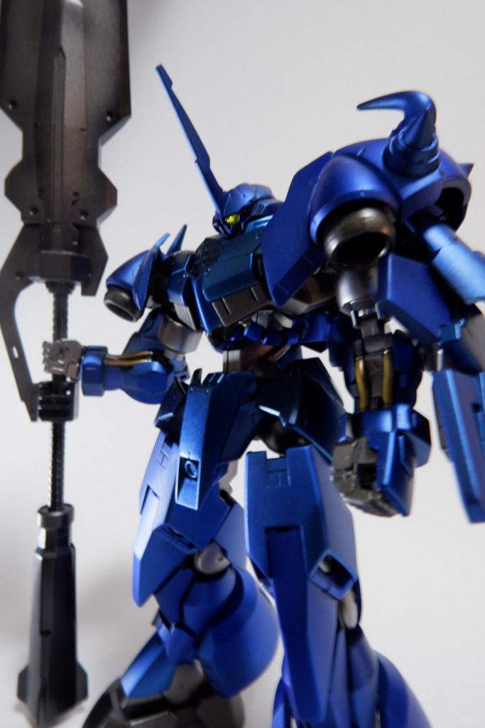 全身像 一呼吸置くと、上半身と下腿の大きさに比べて、大腿部の細さというか物足りなさはあるのかなと思いますサイドスカートに何かつけてあげればよかったかなぁ一方武器のバスターソード無骨な「鉄の塊」を意識した結果、想定の中でベストな雰囲気に仕上がったかなと思います