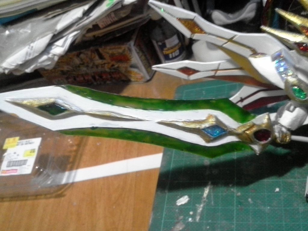 剣はホログラムクリスタルに3つの異なるクリアカラーを持っています。 他の6羽のように、白い部分は透明なプラスチック板の上に色を塗った後、0.1mmのプラスチック板を使用しています。