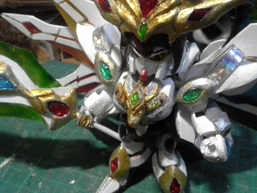 体と剣に別のホログラムクリスタル。胸のドラゴンヘッドにも7つの小さなクリスタルがあります。 他の6つの部分は、それぞれのサイズが米の半分しかないため、最も難しい部分です。肩のホログラムには色が塗られていないので、ミニ四駆用のタミヤのホログラムステッカーパックとは別のパターンのホログラムを使用しました(購入したときはホコリがたっぷり入っていました。20年以上店に置いていたと思います)