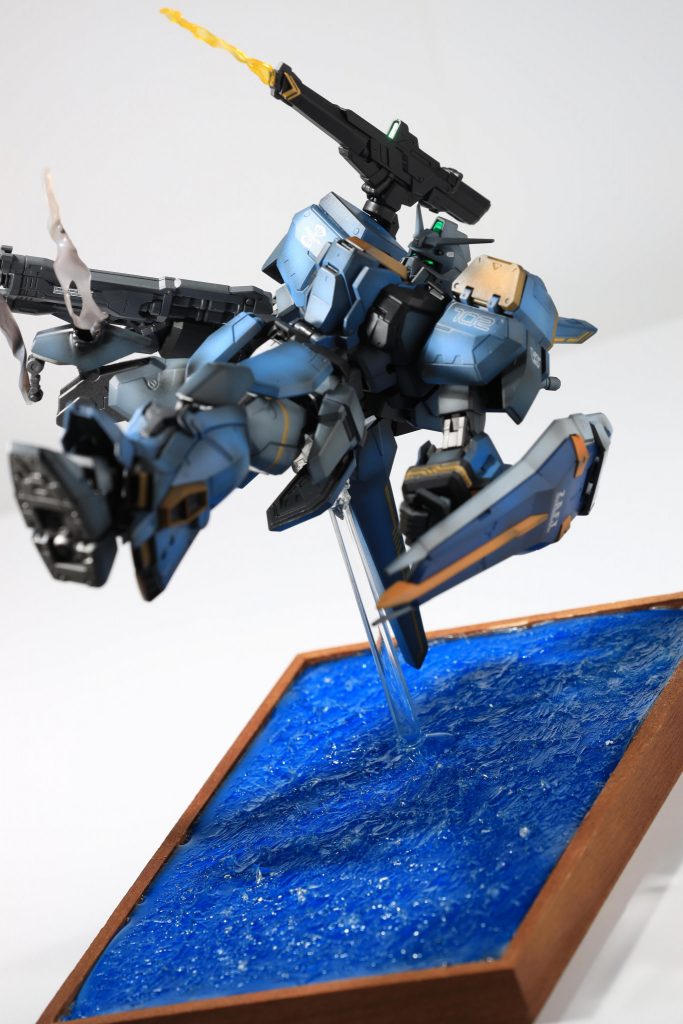 木のトレーに青い画用紙を敷いて直接レジンを流し込みましたが紙が水分を吸ったのか乾燥していく中で表面が逸れてきました。チャレンジする方は髪の上にサランラップでも引いてレジン硬化後に台座に沿って余分な部分を切った方がいいかもしれましせん。私は沿ってきたところを一度剥がしてボンドでつけた直しました。