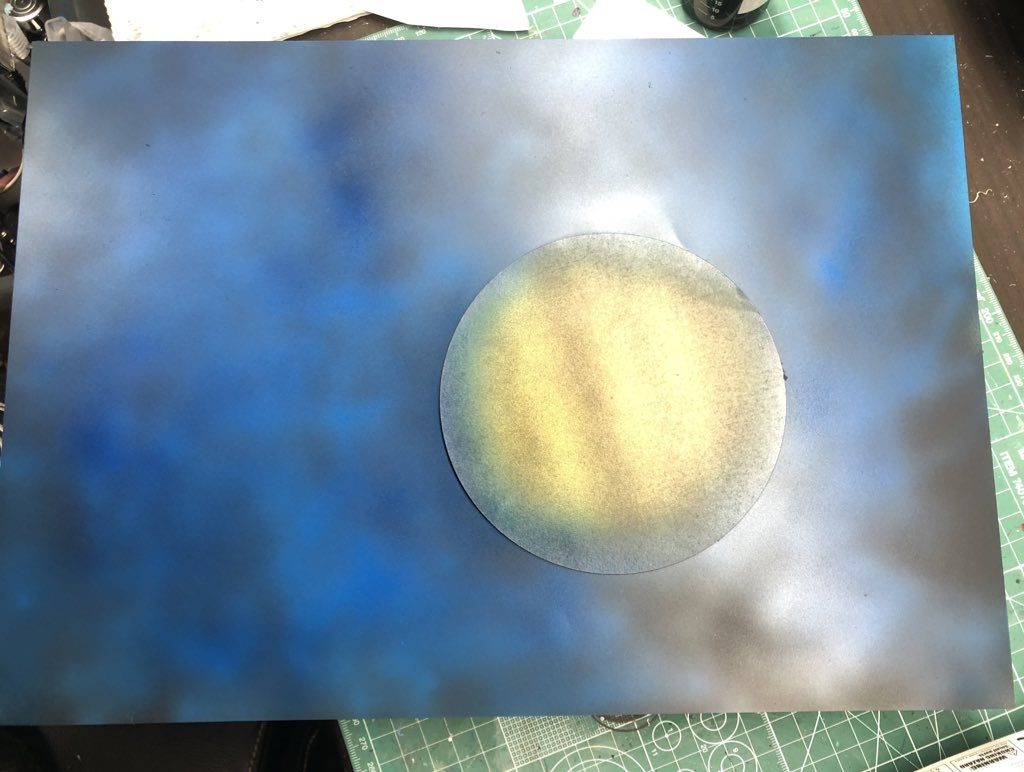 黒、青字のムラムラ塗り〜月はマスクして、乾いたら外側にマスクして月を塗りました