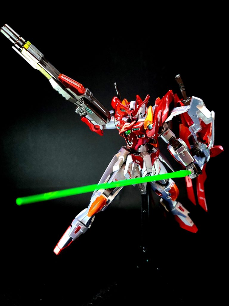 ネオバードモードの機首を兼ねる「ウイングシールド炎」は、中央に炎クリスタルを埋め込んだ独自の形状を持つ