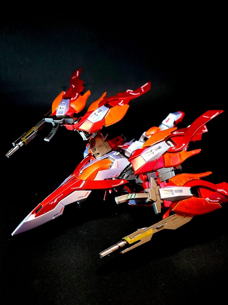 背部ウイングには、カレトヴルッフの機能をあえて斬撃のみに絞った「ハイパーカレトヴルッフ」を2振り装備。刀身から発する炎の衝撃波で離れた敵を攻撃できるほか、柄を引き抜くことで大型ビームサーベルとしても使用できる