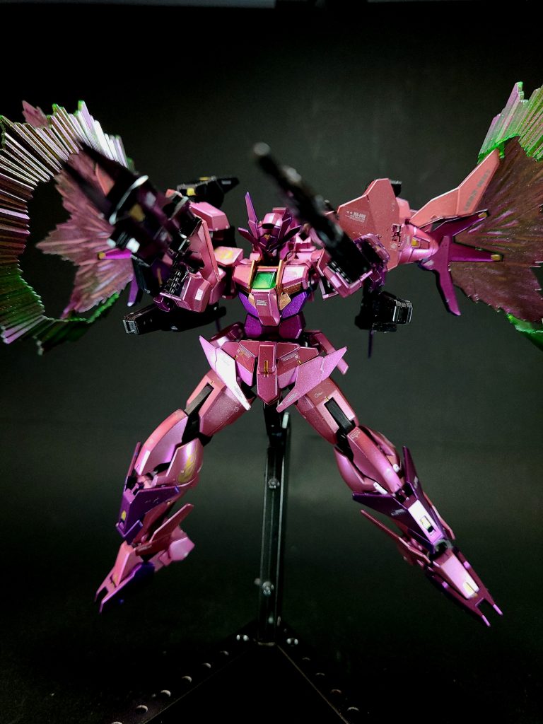 バインダーの各部には展開式のビーム砲計4門が備えられており、一斉射撃モードである「ハイマットフルバーストモード」への移行が可能となっている。さらに、左右のバインダーはどちらも遠距離ビーム砲「メビウスビームキャノン」、ビームソード「メビウスアロンダイト」として分離・変形する。