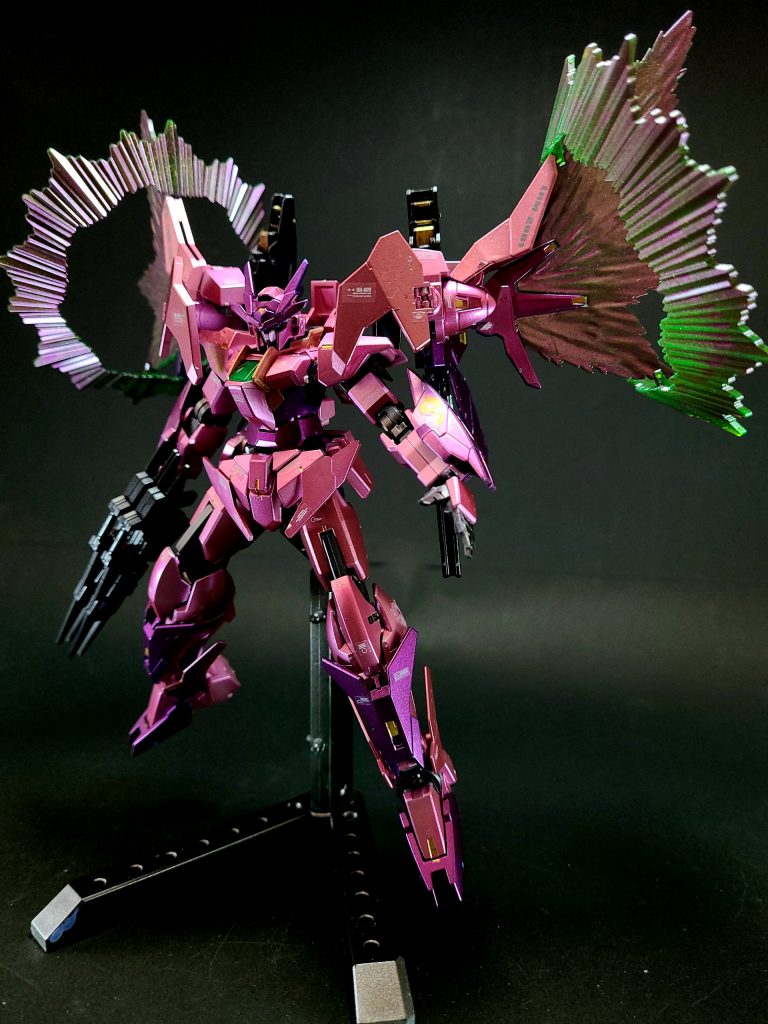 ウイングユニットはトランザム時に粒子加速器としても機能し、一時的に通常のトランザムを凌駕する「トランザムインフィニティ」、粒子の循環速度を限界まで高めた「ハイヤーザンスカイフェイズ」へと進化していく。ただし、性能に比例して機体への負荷も増大するという欠点もある