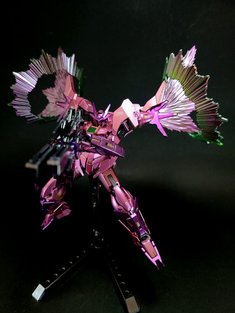 そのほかにも、アームドウイングバインダーと連結することで強化されるEパック方式のビームライフル2挺、改修前と同型のビームサーベル2基、両腕のスカイブレイサー2基、両脚のスカイレガース2基を装備する