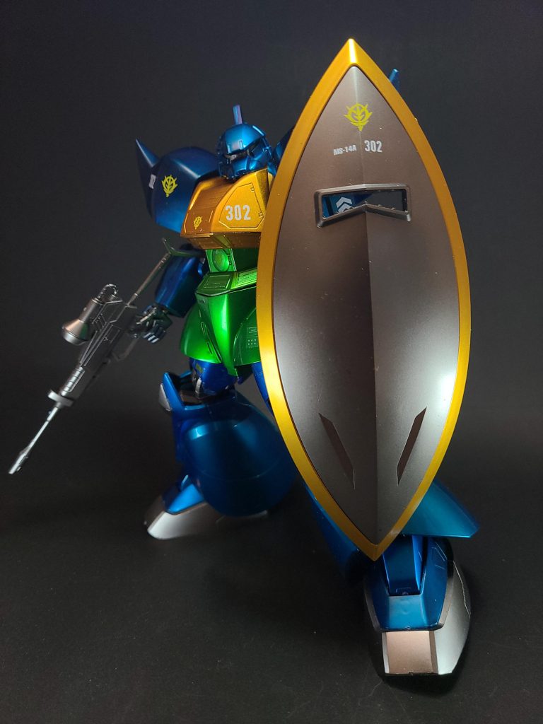 各部解説編集頭部構造はザクのものを高密度化・小型化したものといえる。格闘戦での耐久性を考慮し、パイプは内装式となった[11]。胴体部内部には水陸両用機やMS-06R-2用のジェネレーターをベースに、新型の冷却機関を搭載。ビーム兵器の連続使用が可能となっている[11]。腕部駆動機関はザクと同等のものを小型化・高速化し、反応速度を高めている。陸上戦も想定されていたため、前腕部にはジェットエンジン補助推進システムが内蔵されている。ただ、宇宙での戦闘ではデッドウェイトとなったため、追加装備や防御装備に換装される機種もあった。スラスタースラスターは腰部スカート内、脚部フレア内に設けられている。熱核ジェットエンジンは大気圏内ではジェットエンジンとして機能し、その際には腰部全周に設置されたエアインテークより吸気を行った。これらスラスターの開発には、ツィマット社の技術が投入されている[8]。背部複数のランドセルが用意されており、任務に応じて換装可能[1]。