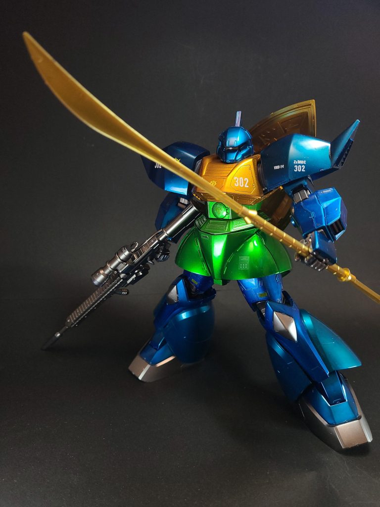 ビーム・ナギナタ（ビーム・ソード）アルバート社製の近接用兵装[5]。資料によってビーム・ソード[6][13][14]、ビーム剣と呼称される[15]。通常のビームサーベルとは異なりツインエミッター式を採用しており、発振器本体の片側のみ、または両端からビームの刀身を形成可能[16]。ただし、両端からビームを発振した状態での取り回しは難しいため、片側のみで使用されることが多かった[12]。なお、テレビ版第38話では発光も発熱もしない実体剣として描写されており、シャア専用機がガンダムのビーム・サーベルをグリップでも受けていた。刀身の色はテレビ版では水色だが、『めぐりあい宇宙編』のゲルググの新作画シーンでは、両刀状態も含めてビーム刀身の色がすべて黄色になっており、テレビ版の場面を流用した水色から、新作画の黄色への鮮やかな早変わりも見られる。『めぐりあい宇宙編』のテキサスコロニー内でのガンダムとの戦闘シーンでは、グリップが短く黄色い片刀の状態でフェンシング風の突きを披露している。これは、ガンダムに斬りかかるギャンのビーム・サーベルのみのカットをテレビ版から流用し、ゲルググの新作カットに繋げているためで、色もそれに合わせての変更だった。ガンプラのシャア機には、MG、HGUC共に山吹色のクリアーパーツが採用されている（MG Ver.2.0では黄色）。『機動戦士ガンダム0083』に登場したガトー専用機の刀身の色も黄色である。『機動戦士Ζガンダム』に登場した量産型の刀身は、ヤザン・ゲーブルのギャプランに奪われて使用された際には水色の両刀状態を見せるが、刀身がS字でなく同方向に反っていた。『機動戦士ガンダム 逆襲のシャア』での回想でも、シャア専用機が水色のナギナタを振るっている。