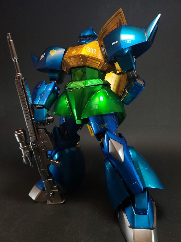 シールドゲルググ用の防御兵装として標準的なシールドで、手持ちまたは背部のコネクターに装備する[16]。「MA-08 ビグ・ザム」などの技術流用による耐ビームコーティングにより、実体弾に加えある程度のビーム兵器を防ぐことができた[12][17]。なお、標準のカラーリングは紫紺に山吹色の縁取りだが、『機動戦士ガンダム 逆襲のシャア』回想シーンではボディカラーと同じピンク一色になっていた。その他出力を推力に回すため、ビーム・ライフルの代わりにドムのジャイアント・バズやザクIIのMMP-80マシンガン、ロケットランチャーなど、下位互換性を完備していることからさまざまな武装を運用できる。メカニックデザイン企画『MSV-R』では、キマイラ隊で使用された武装として、改良型のビーム・ライフルや簡易型のミサイルランチャー、ザク・デザートタイプ用のラッツリバー3連装ミサイルポッドが新たに設定されている