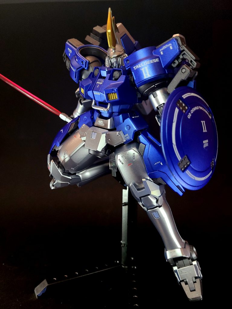 シールド左肩のアタッチメントに懸架される円盤状の盾。表面には鷲をモチーフとしたエンブレムがあしらわれている。表面には対ビームコーティングが施されており、機体の急所を防護する役目を持つ[2]。F仕様では、ウイング自体がシールドの役目を果たすため装備されない。